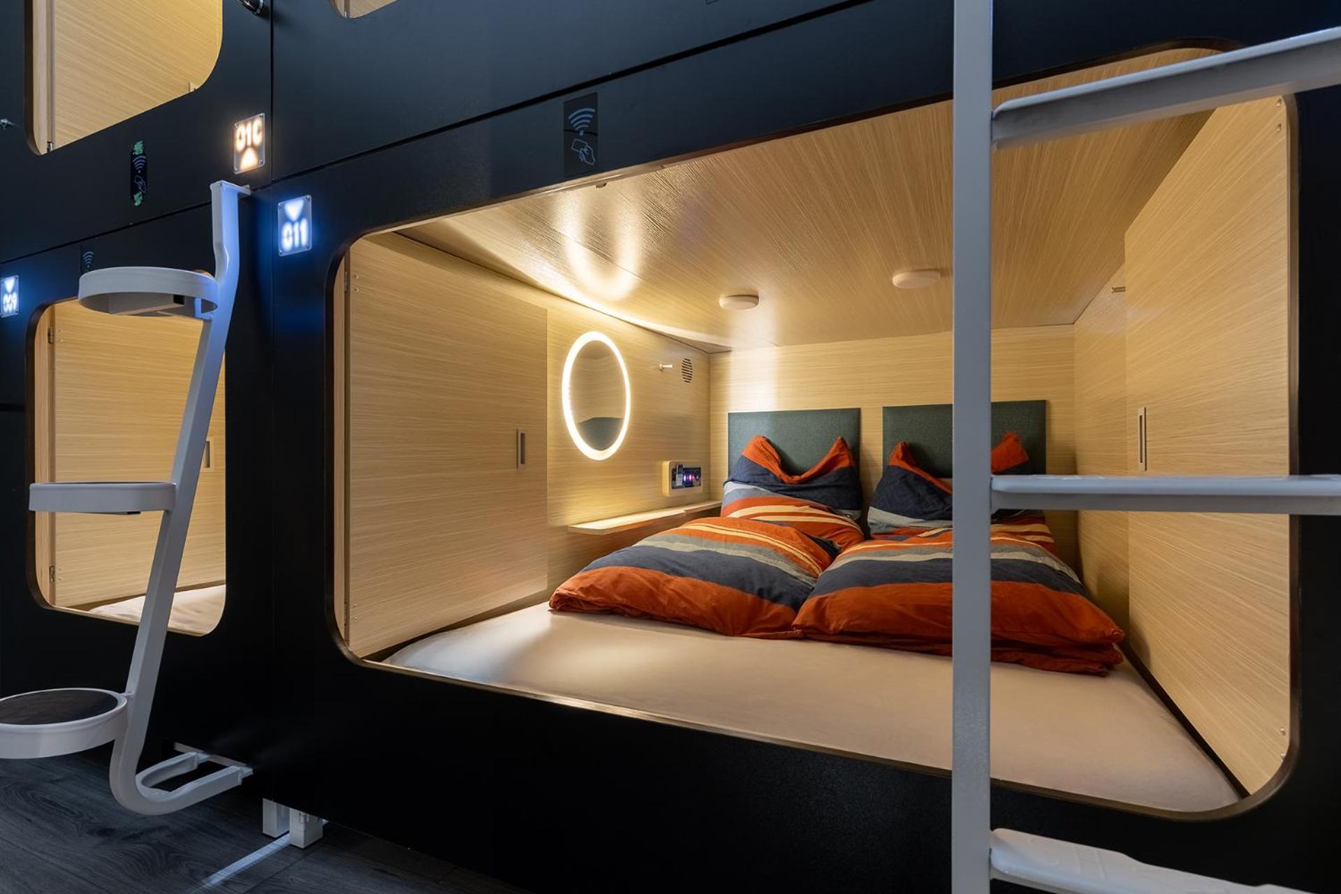 Mue Cubes - Capsule Hotel Βασιλεία Εξωτερικό φωτογραφία