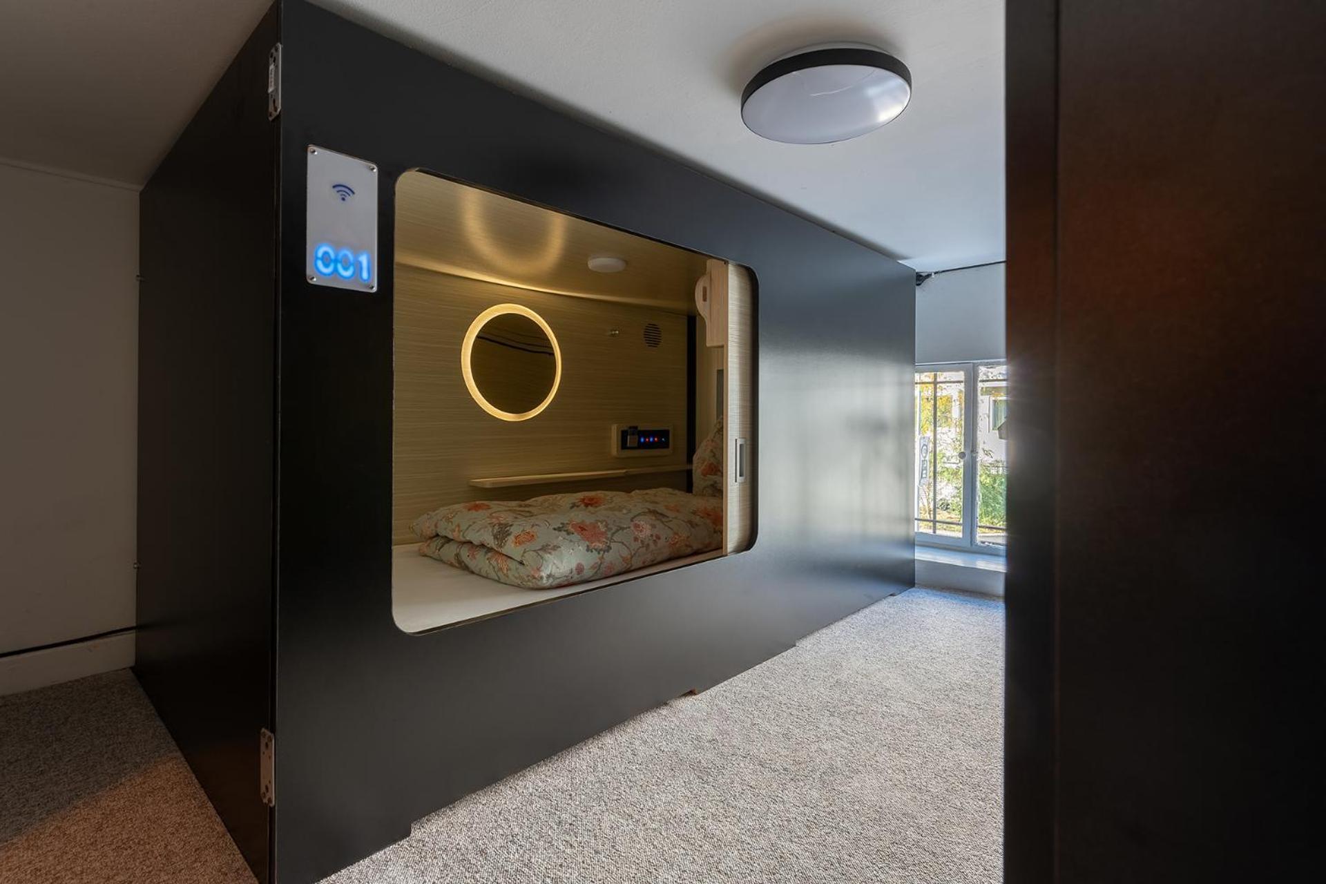 Mue Cubes - Capsule Hotel Βασιλεία Εξωτερικό φωτογραφία